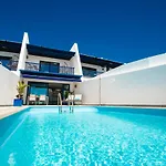 Frontline 26, Modern Coastal Design With Amazing Views بيت للعطل بْوُرتو كاليرو